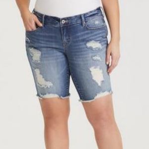 TORRID boyfriend vintage Bermuda stretch jeans shorts